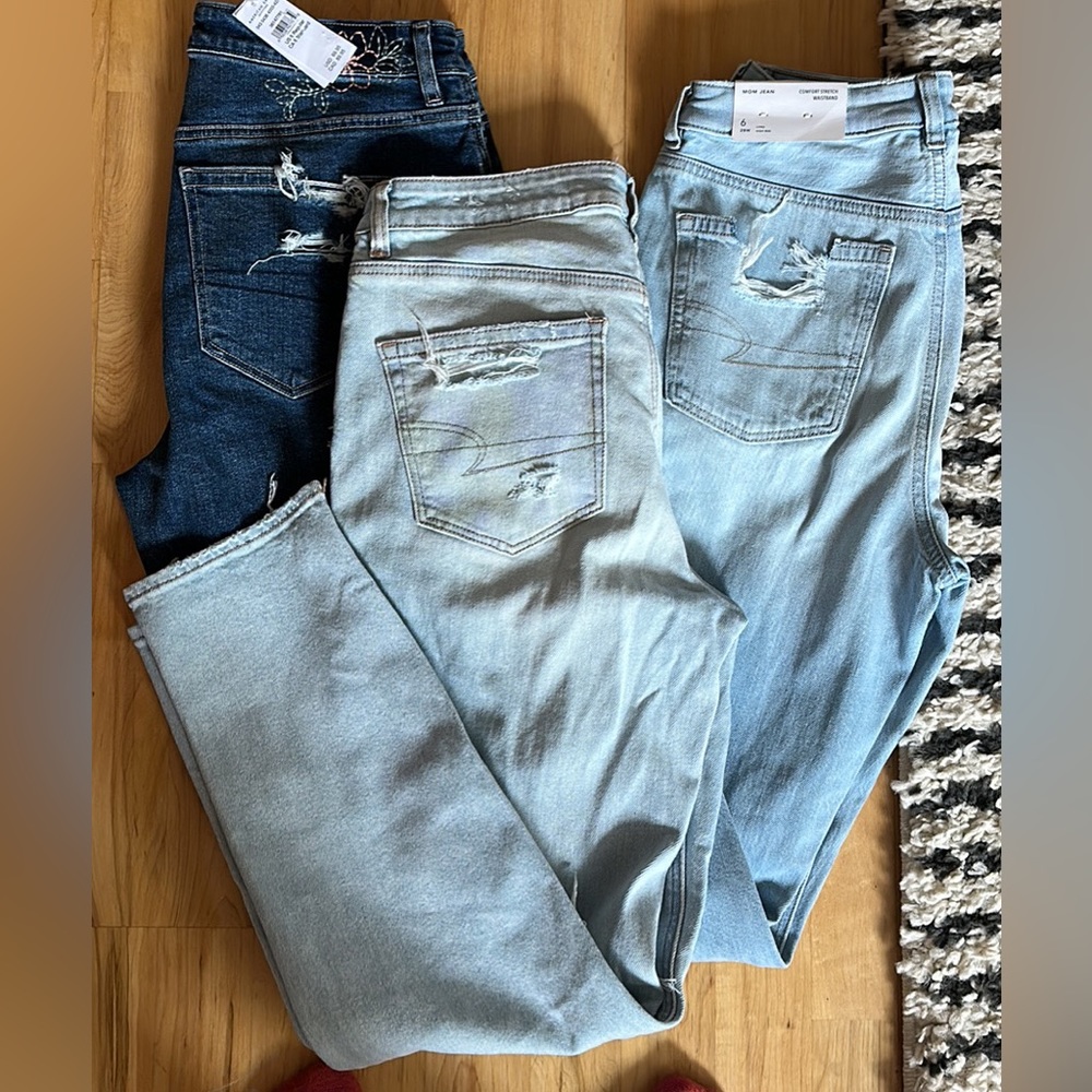 American Eagle jeans. Size 6. 25$ a piece or 70 for all 3